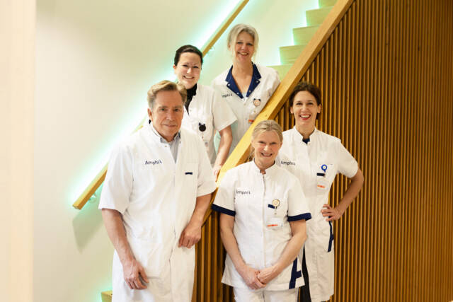Foto: v.l.n.r.: René Bakker (internist-nefroloog), Sharella van der Muren (verpleegkundig specialist nefrologie), Myriam Seelen (doktersassistente), Lian Mulders (doktersassistente), Margot Taks( ziekenhuisapotheker)
