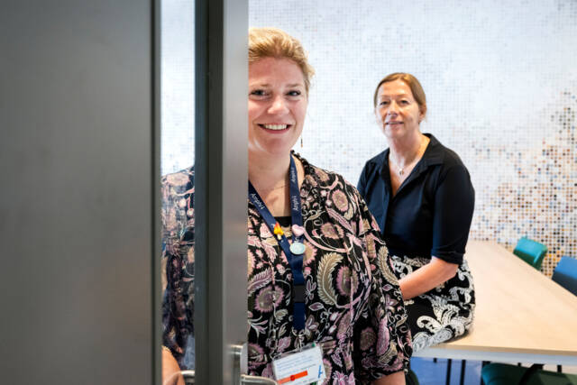Gynaecoloog en decaan medische opleidingen Marja Dijksterhuis en meewerkend teamleidinggevende kinderafdeling en decaan verpleegkundige opleidingen Janneke Segers