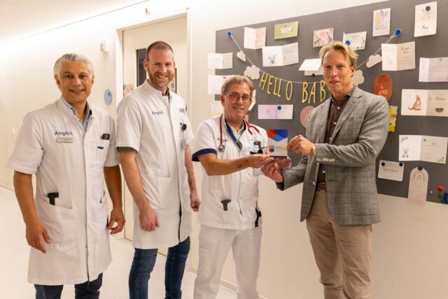 Paul Gobardhan, Marco Hartings, Ron van Beek en Robert Wagenmakers met de STZ plaquette voor de topklinische erkenning