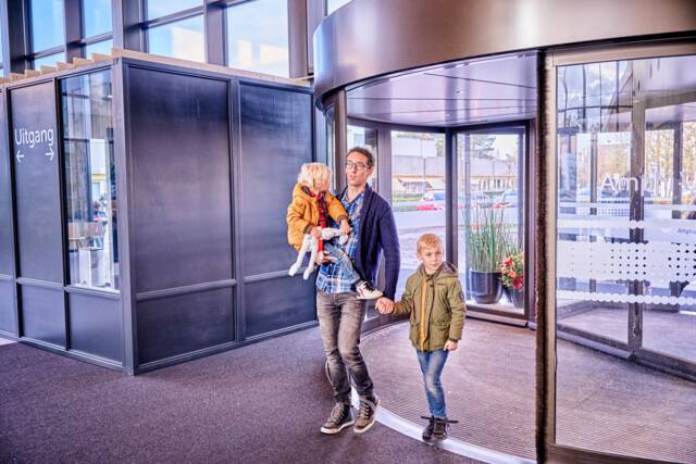 Vader komt met twee kinderen Amphia binnen