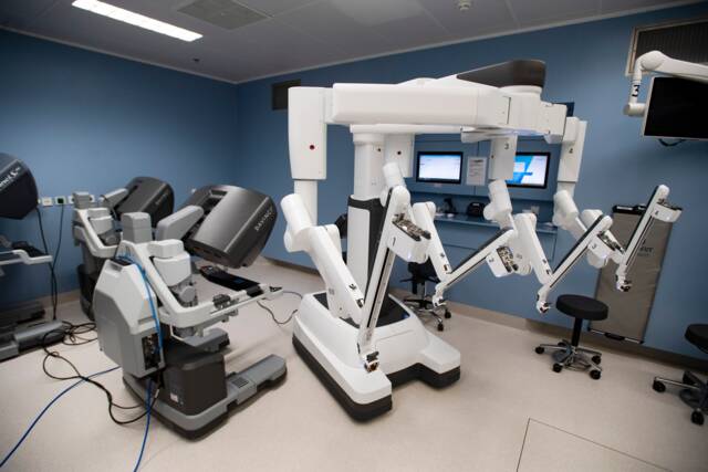 Nieuwe operatierobot vanaf deze week in gebruik genomen.  In Amphia is deze week een nieuwe operatierobot in gebruik genomen. De robot biedt nieuwe kansen, onder andere op het gebied van opleiden. De robot is namelijk uitgerust met twee zogenoemde console