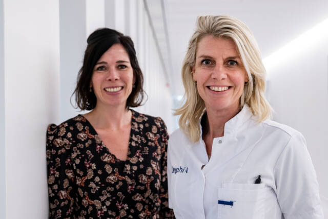 Kim Berghuis, adviseur opleiding en ontwikkeling en Eliane Zeestraten, chirurg