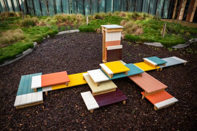 Compositie van gekleurde pallet-achtige objecten met hoogteverschil