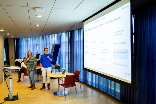 Mirjam Zeebregts en Laura de Kok tijdens hun presentatie