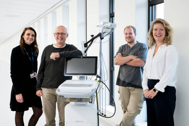 Alicia, Nico, Ryan en Ester bij een van de ECG-karren