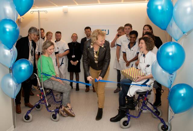 Christianne Lennards knipt officieel het lint door tijdens de opening van de Geriatrische Trauma Unit