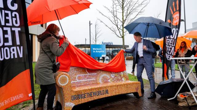 Amphia en Soroptimisten Breda onthullen Social Sofa op Orange the World Day