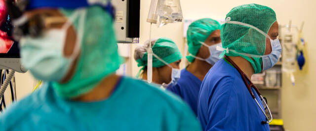 chirurgen en ok assistenten bezig met operatie
